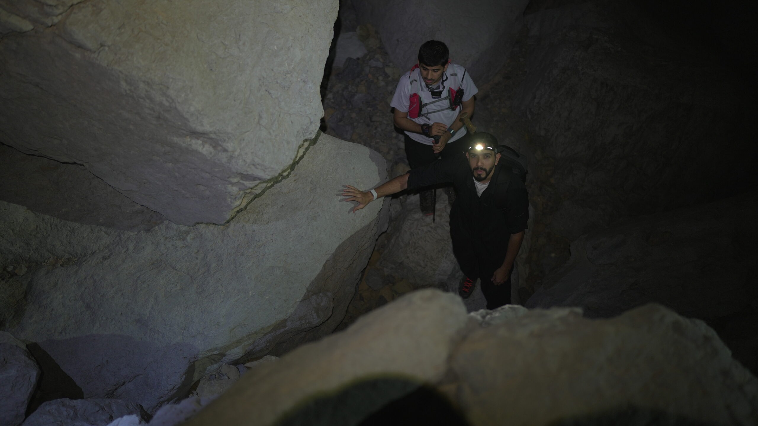 تطوير تُنظم تجربة مشي جبلي ليلي