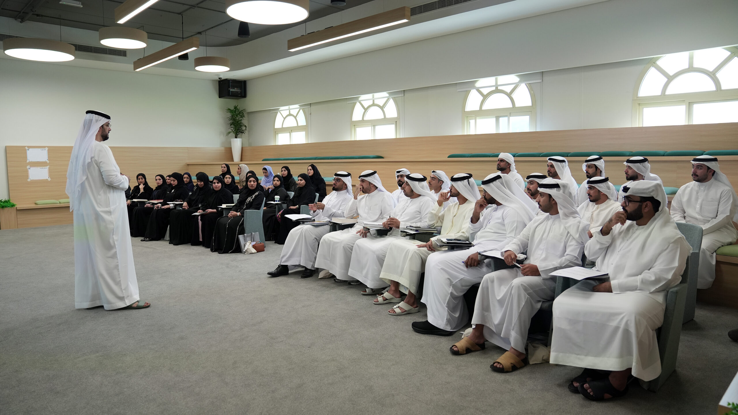 خريج الموجه المعتمد يقود 35 مشاركًا في دورة التوجيه القيادي بالشارقة